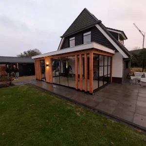 Seizoensaanbieding Veranda Hierden tegen een gevel en met lichtstraat lessenaar 810x400cm