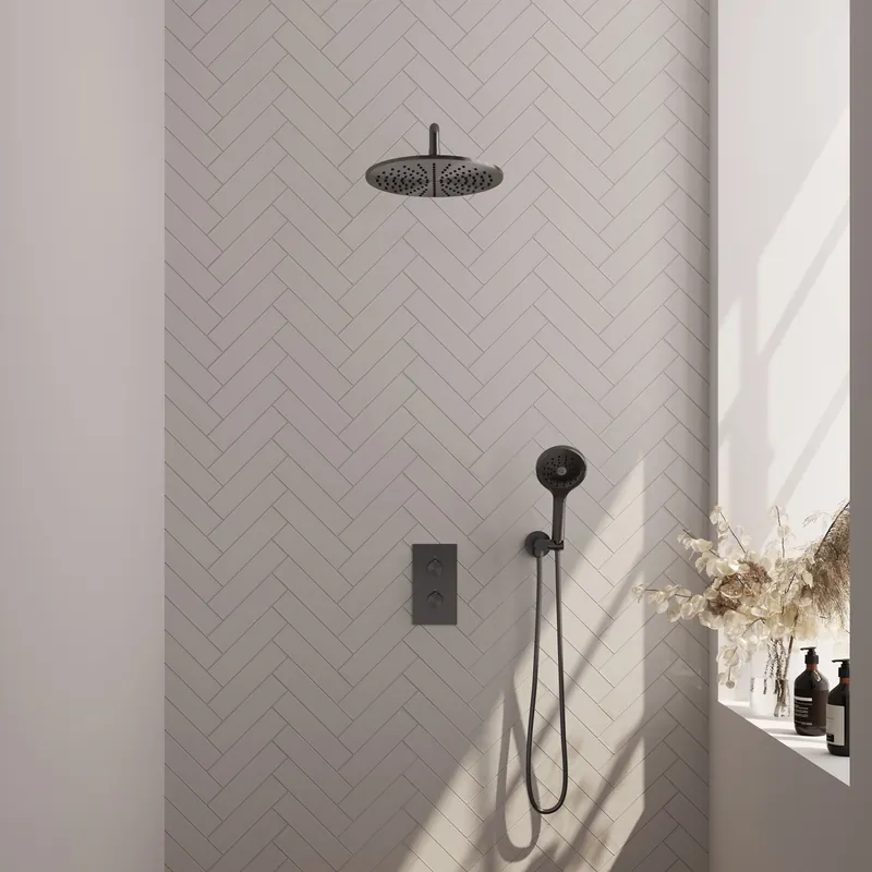 Brauer Gunmetal Carving Regendoucheset: Thermostatische Inbouwkraan met 3-Weg Omstel, Gebogen Wandarm, Douchekop 30cm, Wandhouder met Wateruitlaat, 3-Standen Handdouche & Doucheslang - Set 34 - Geribbeld Draaiknoppen - PVD - Geborsteld Gunmetal Dagaanbieding
