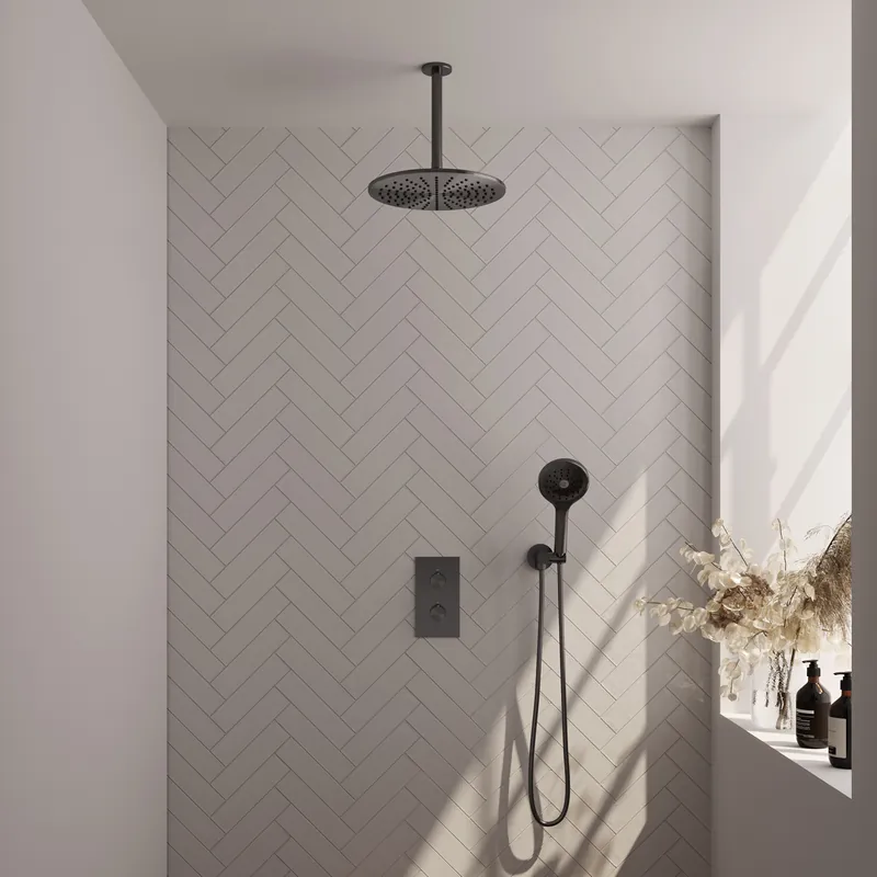 Brauer Gunmetal Carving Regendoucheset: Thermostatische Inbouwkraan met 3-Weg Omstel, Plafondarm, Douchekop 30cm, Wandhouder met Wateruitlaat, 3-Standen Handdouche & Doucheslang - Set 36 - Geribbeld Draaiknoppen - PVD - Geborsteld Gunmetal Must-Have